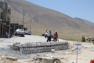 اجرای عملیات سنگ چینی دیوار خیابان جنب شهرک گلستان