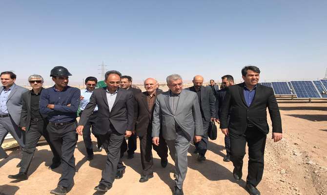 با حضور وزیر نیرو نیروگاه خورشیدی ۱۰ مگاواتی  فهرج در استان یزد افتتاح شد