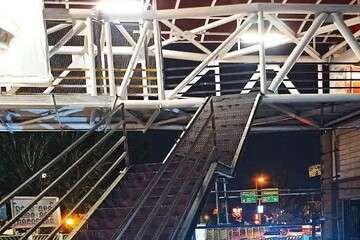 نصب پله های اضطراری در عابرگذر پل قاری