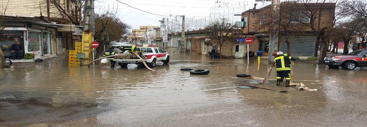 تلاش نیروهای آتش‌نشانی شهرداری تاکستان برای جمع آوری آب های سطحی