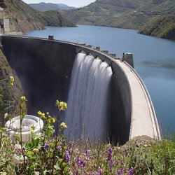 با کنترل و ذخیره سازی سیلاب در سد شهیدرجایی نیروگاه برقابی...