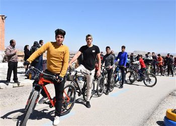 مسابقات دوچرخه سواری استان با حضور شهردار بروجن در پیست دوچرخه سواری بروجن برگزار شد