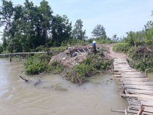 انجام عملیات لاینینگ نهر ورودی و ساخت و نصب خرپا در روستای سده بخش کوچصفهان رشت