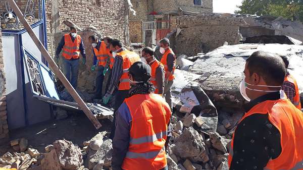 حضور نیروهای واکنش سریع ستاد بحران شهرداری میانه در روستای زلزله زده ورنکش / گزارش تصویری