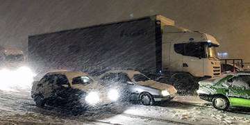 برف و باران در جاده‌های ۱۳ استان/ ترافیک روان در محورهای تهران-شمال