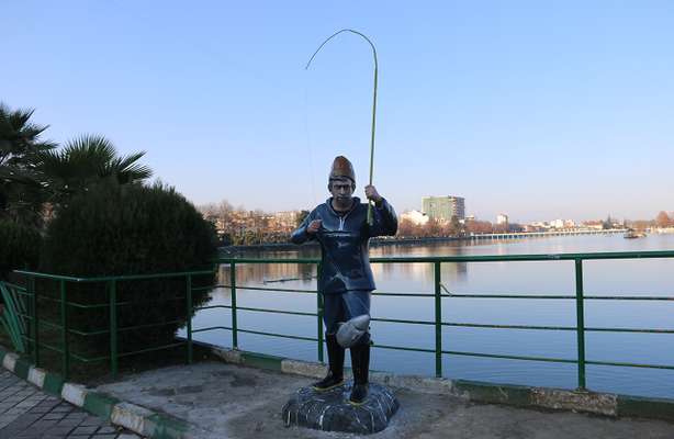 نصب المان مرد ماهیگیر در حاشیه استخر لاهیجان