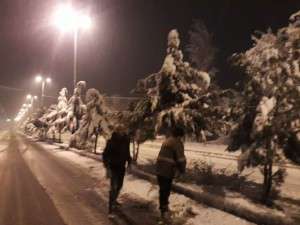 عملیات برف روبی و نمک پاشی خیابانهای سطح شهر توسط عوامل خدوم شهرداری