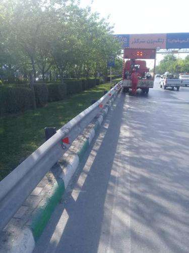 نصب گاردریل در بزرگراه‌های حادثه‌خیز شهر