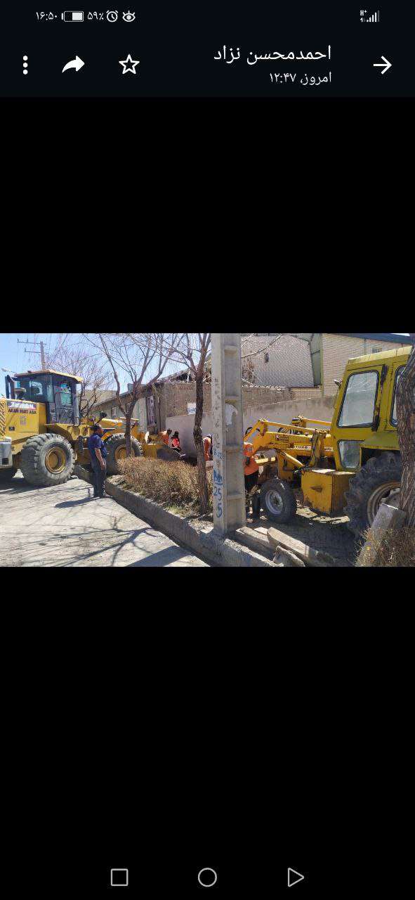 آماده سازی قسمت باقیمانده پیاده روی  خیابان امام روبروی. شهرداری قدیم  جلوی مدرسه  برای سنگ فرش