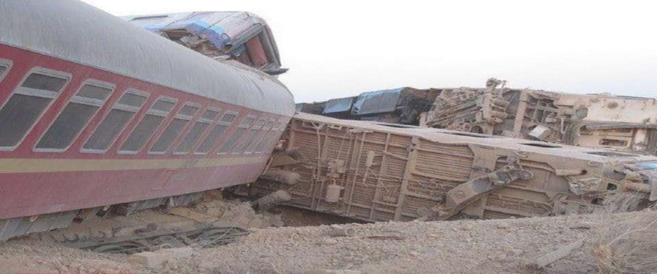جرثقیل نجات قطار مشهد - یزد کار خود را آغاز کرد/ بازگشایی خط در حال انجام است