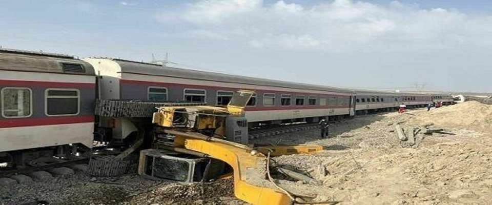 علت اصلی حادثه قطار مشهد- یزد قرار داشتن بیل مکانیکی روی ریل است