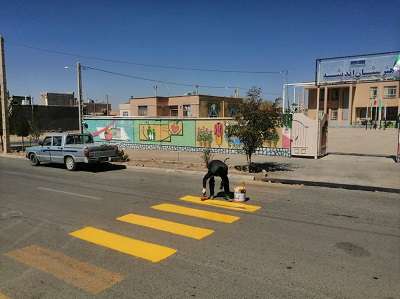 اجرای عملیات خط کشی عابر پیاده مقابل مدارس سطح شهر خوسف