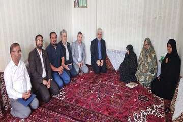 دیدار شهردار منطقه ۱۰ با خانواده شهید حسن عباسی چایکندی