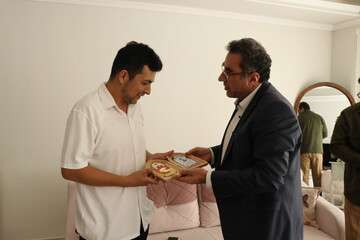 دیدار مدیرعامل سازمان حمل و نقل ریلی شهرداری تبریز با خانواده شهید باقر پوراصغرسفیده خوان