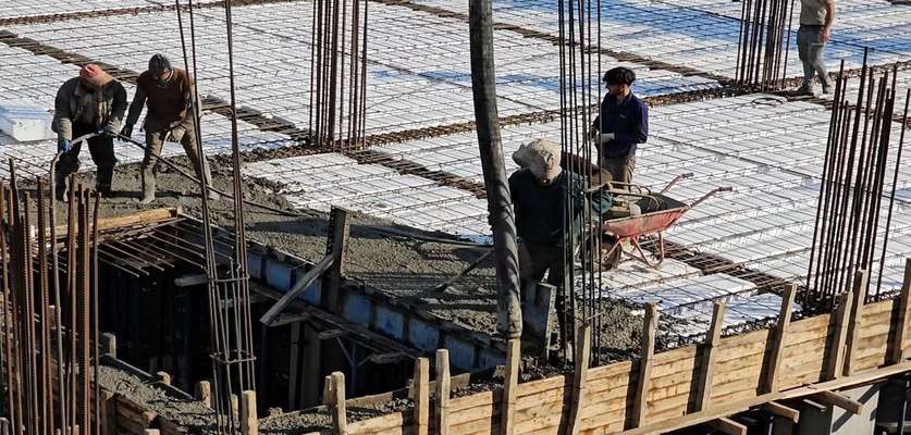 آغاز عملیات قالب بندی ستون های طبقه دوم سالن ورزشی ۸۵۰ میلیارد ریالی تجلایی