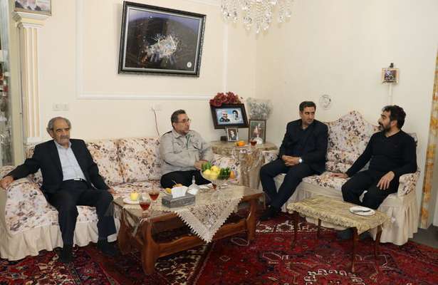 دیدار مدیرعامل سازمان حمل و نقل ریلی شهرداری تبریز با خانواده دانش آموز بسیجی شهید احمد علیپورشهیر