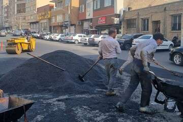 لکه گیری و آسفالت ریزی ۴۲ تنی در خیابان والمان
