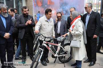 ۳۰ دستگاه دوچرخه از سوی شهرداری تبریز به برندگان قرعه‌کشی ویژه تماشاگران دیدار «تراکتور – استقلال» اهدا شد.