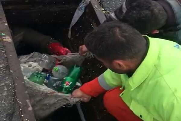 زباله های سرگردان اصلی ترین عامل آب گرفتگی معابر شهری تبریز