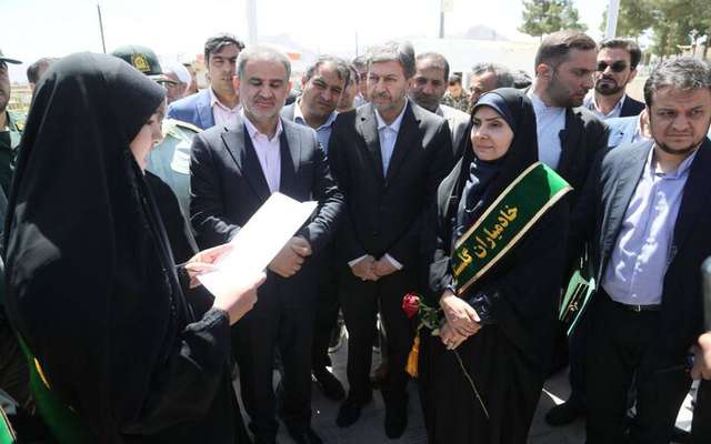 انتخاب «فرزانه صادق» به عنوان خادم یار افتخاری شهدا/ وزیر راه و شهرسازی به مقام «شهید همت» و شهدای شهرضا ادای احترام کرد