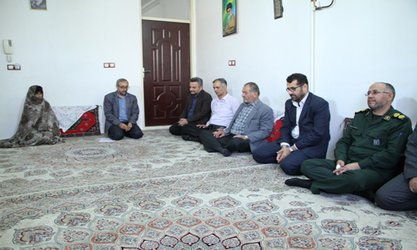 دیدار معاون شهردار، مدیر روابط عمومی و اعضای شورای اسلامی شهر تاکستان با خانواده شهدا