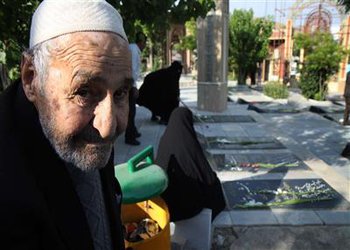 پیکر پدر شهیدان اعتدالپور در شهرکرد تشییع شد