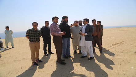 بازدید شهردار بندر چابهار به همراه کارشناسان از مسیر  اجرای  پروژه راه آهن